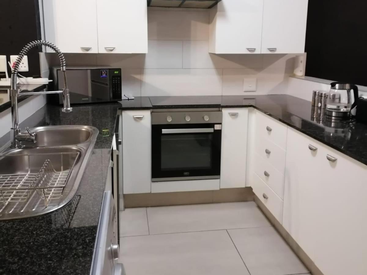Emabheleni Executive Suites Westpoint Йоханнесбург Номер фото